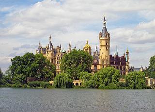 schwerin-castle-557368_960_720.jpg